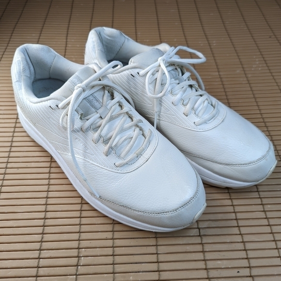 Brooks Addiction Walker 2 Triple White 1103181D142 Men's sz 13. 128.1pm - Picture 1 of 11